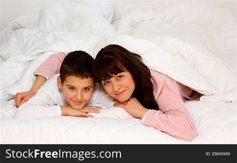 mom and son share bed porn